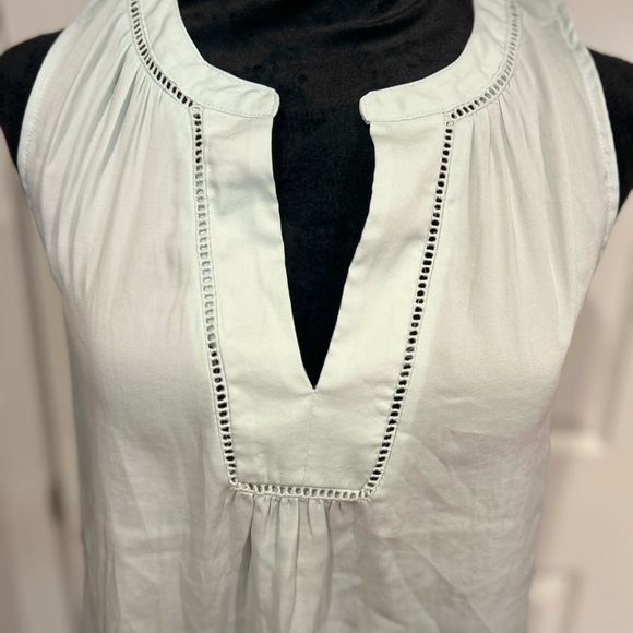 Loft Light Blue White Sleeveless Split Neck Blouse with Embroidered Trim Size SP - Picture 2 of 5
